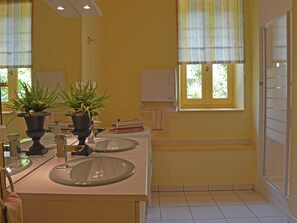 Bathroom - Beautiful Villa With Swimming Pool in Cazouls-les-beziers (Cazouls-les-Beziers)