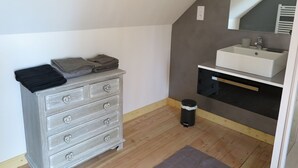 Cottage | Phòng tắm | Buồng tắm vòi sen, khăn tắm