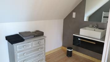 Cottage | Phòng tắm | Buồng tắm vòi sen, khăn tắm