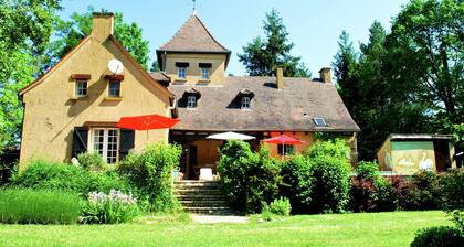 Quietly Located Detached House With Private Heated Pool and a Large Garden
