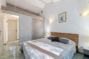 House | 1 bedroom, individually furnished, bed sheets - Modern Holiday Home With Private Pool (Lambesc)