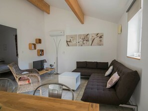 House | Living room - Peaceful Holiday Home Saint-martin-le-redon With Pool (Saint-Martin-le-Redon)