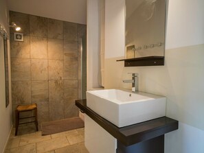House | Bathroom - Peaceful Holiday Home Saint-martin-le-redon With Pool (Saint-Martin-le-Redon)