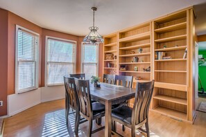 Rumah (3 Bedrooms) | Dapur pribadi | Lemari es besar, oven, mesin pembuat kopi/teh, dan pemanggang roti
