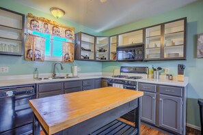 House (3 Bedrooms) | Private kitchen