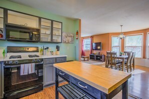 House (3 Bedrooms) | Private kitchen | Full-sized fridge, oven, coffee/tea maker, toaster - 3BR MTN Viewsdowntownnext to Lake, Parks, More (Colorado Springs)