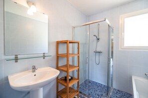 Bathroom - Wine Country Family Villa (Felines-Minervois)