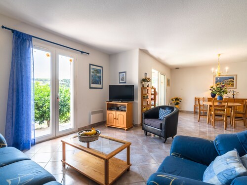 Spacious Villa in Roquebrun With Swimming Pool
