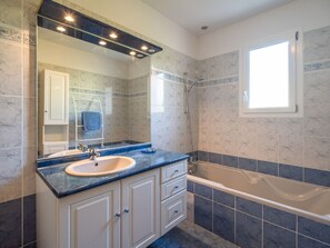 Vila | Kamar mandi | Kombinasi shower/bathtub dan handuk