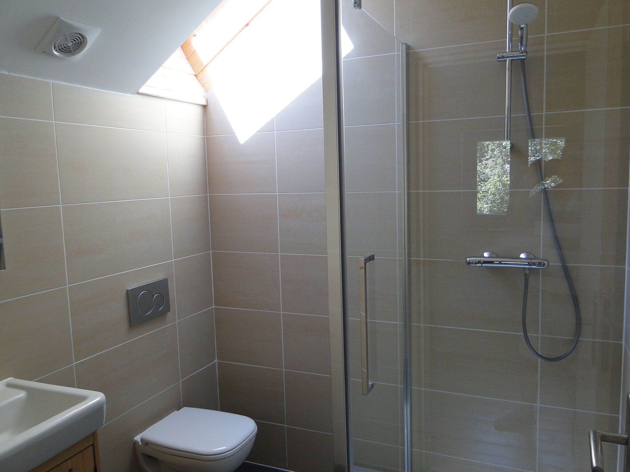 Chalet | Bathroom | Combined shower/bathtub, towels
