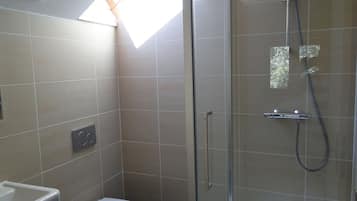 Chalet | Bathroom | Combined shower/bathtub, towels