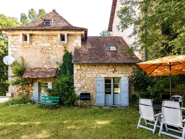 House | Property grounds - Heritage Holiday Home in Mayac With Pool (Mayac)