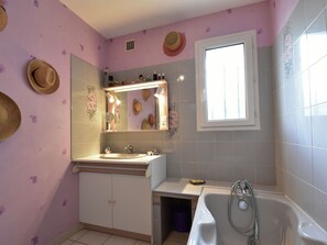 Bathroom - Stylish Holiday Home With Private Swimming Pool and Large, Enclosed Garden (Saint-Geniès-de-Fontedit)