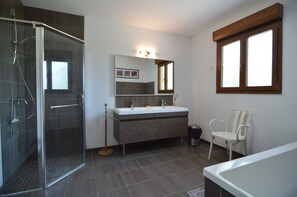 Cottage | Bathroom | Combined shower/bathtub - Cottage in Wierre-effroy Near Forest (Wierre-Effroy)
