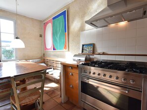 House | Private kitchen - Mansion in Machemont With Private Garden, BBQ & Fireplace (Machemont)