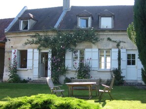 Outdoor dining - Mansion in Machemont With Private Garden, BBQ & Fireplace (Machemont)