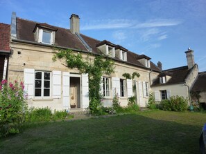 Exterior - Mansion in Machemont With Private Garden, BBQ & Fireplace (Machemont)