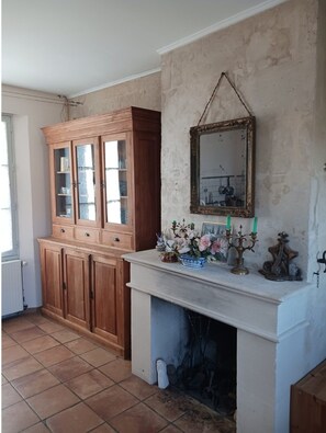 Living room - Mansion in Machemont With Private Garden, BBQ & Fireplace (Machemont)