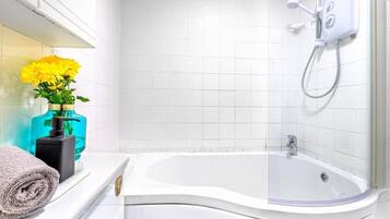 Apartment, 3 Bedrooms | Bathroom | Bathtub, towels