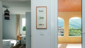 4 quartos, individualmente mobiliados, roupa de cama