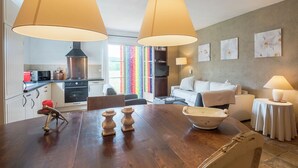 Dining - Luxurious Villa in Beaumont With Garden (Beaumont)