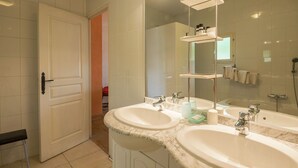 Villa | Bathroom - Luxurious Villa in Beaumont With Garden (Beaumont)
