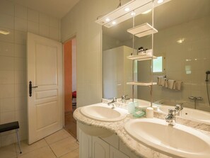 Vila | Kamar mandi | Bathtub dan handuk