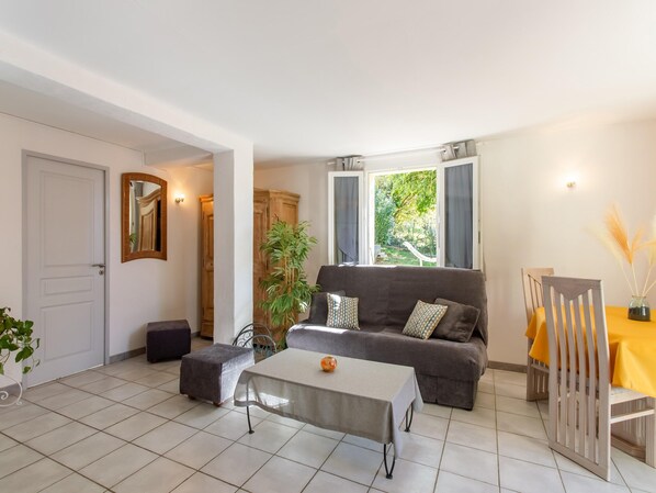Living room - Cozy Hillside Escape in Berre (Berre-des-Alpes)