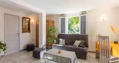 Cozy Hillside Escape in Berre