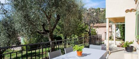 House | Outdoor dining