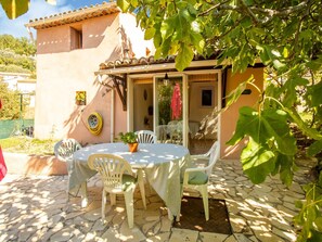 House | Exterior - Cozy Hillside Escape in Berre (Berre-des-Alpes)