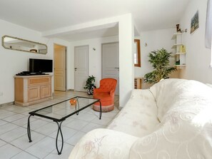 House | Living room - Cozy Hillside Escape in Berre (Berre-des-Alpes)