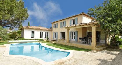 Luxurious Villa in Castillon-du-gard With Outdoor Kitchen