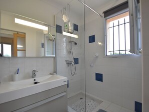 Vila | Kamar mandi | Bathtub, pengering rambut,  dan handuk