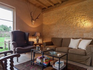 House | Living room - Beautifully Located Country House With Heated Pool (Auriac)