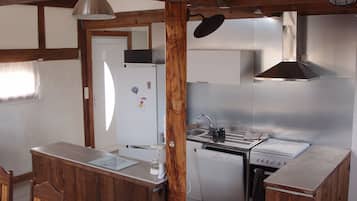 Réfrigérateur, micro-ondes, plaque de cuisson, lave-vaisselle
