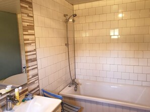 Bathtub, towels - Chalet in the countryside (BELLECHASSAGNE)