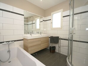 Vila | Kamar mandi | Bathtub