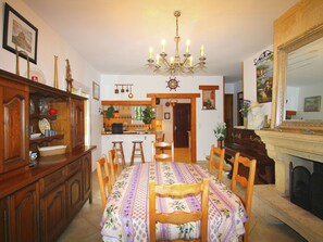 Dining - Attractive Holiday Home in Uchaux France With Private Pool (Uchaux)
