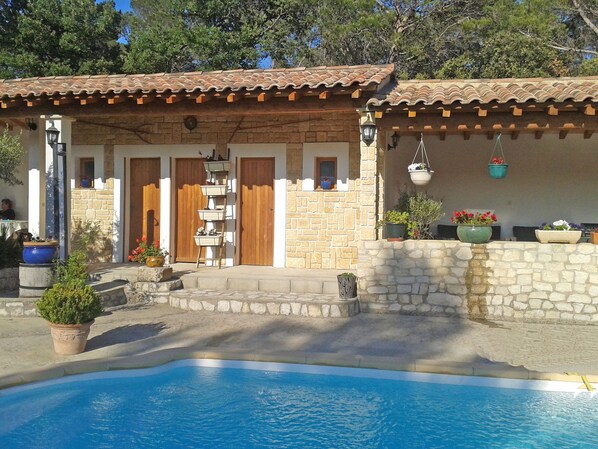 Outdoor pool - Attractive Holiday Home in Uchaux France With Private Pool (Uchaux)