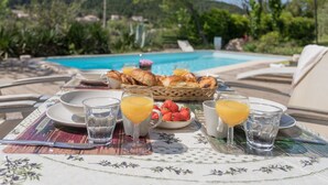 Pool - Majestic Villa in Montbrun With Private Heated Pool (Montbrun-des-Corbières)