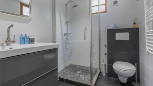 Bathroom - Majestic Villa in Montbrun With Private Heated Pool (Montbrun-des-Corbières)