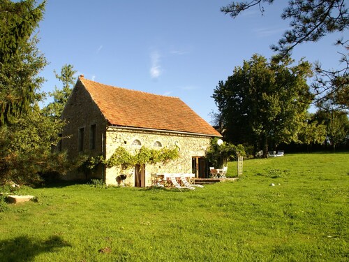 Tastefully Quiet Cottage in the Morvan, in Saint-germain-des-champs
