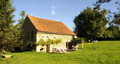 Tastefully Quiet Cottage in the Morvan, in Saint-germain-des-champs