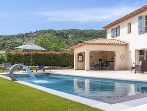 Outdoor pool - Aircon Villa With 4 Suites, Swimming Pool, Walking Distance to the Center, 20 km From the Beach (Plan-de-la-Tour)