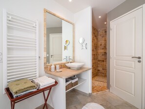 Shower, towels - Aircon Villa With 4 Suites, Swimming Pool, Walking Distance to the Center, 20 km From the Beach (Plan-de-la-Tour)