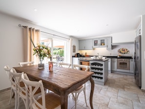Dining - Aircon Villa With 4 Suites, Swimming Pool, Walking Distance to the Center, 20 km From the Beach (Plan-de-la-Tour)
