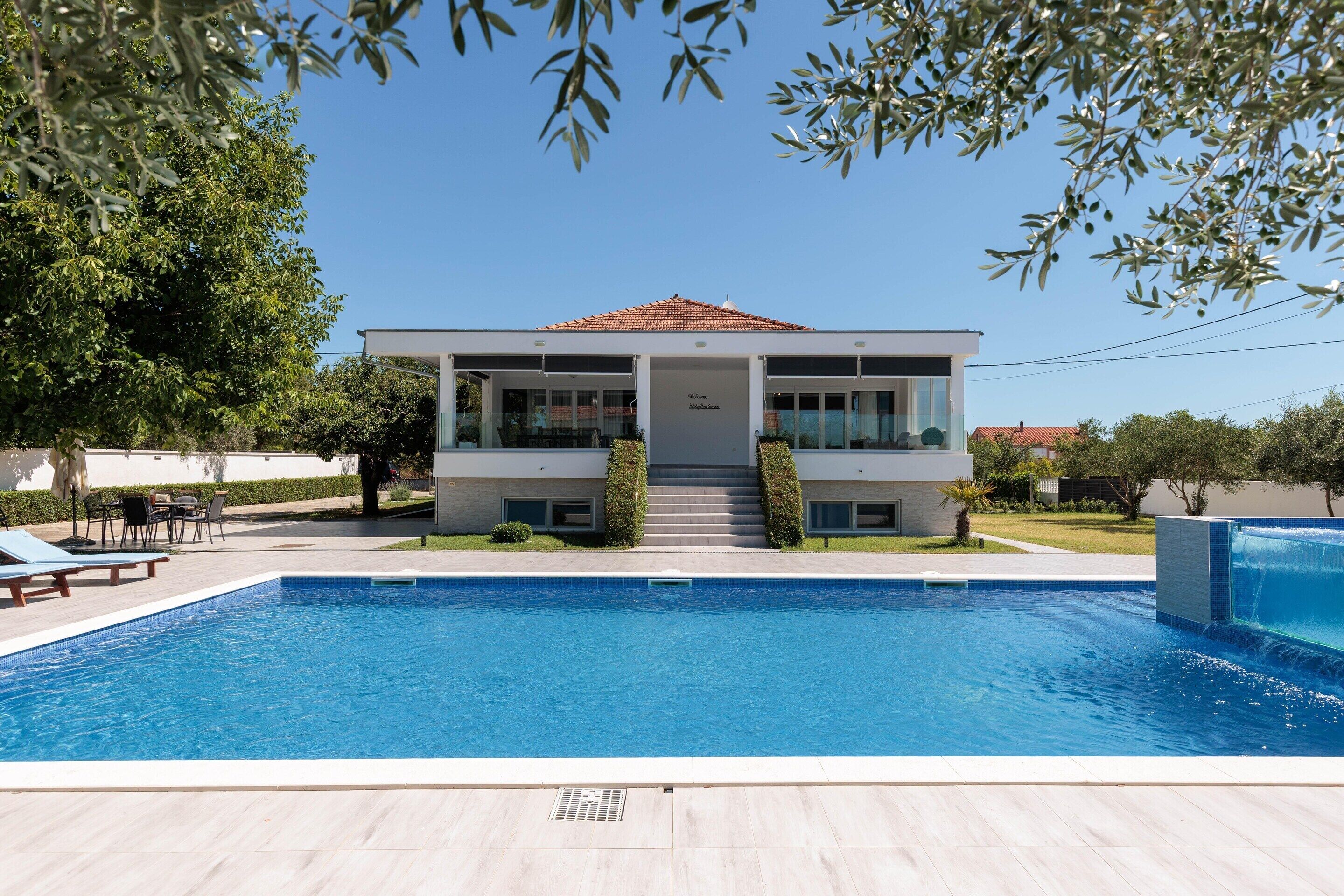 Casa | Alberca | Alberca techada y alberca al aire libre