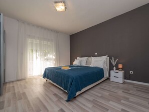 House | 5 bedrooms, individually furnished, bed sheets - Holiday Home in Galovac With Pool (Galovac)