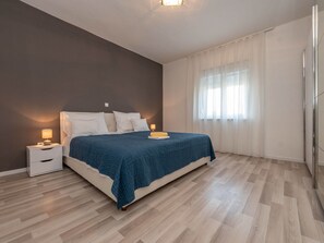 House | 5 bedrooms, individually furnished, bed sheets